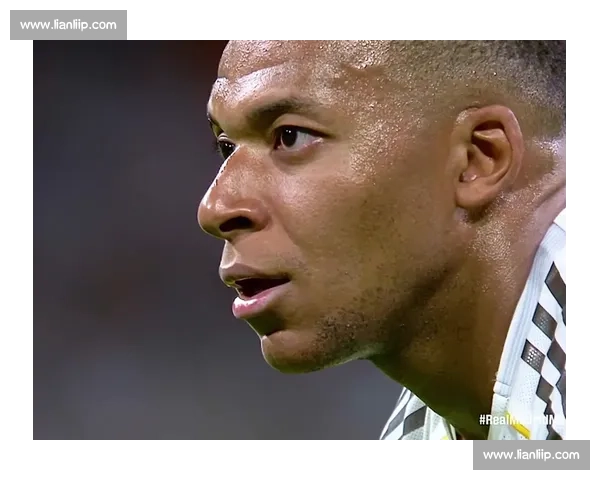 姆巴佩肩膀越位 1 毫米？VAR 判罚撕裂足球温度